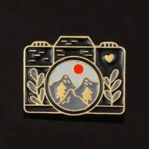NWT, Black And White Camera Enamel Pin - Picture 1 of 1